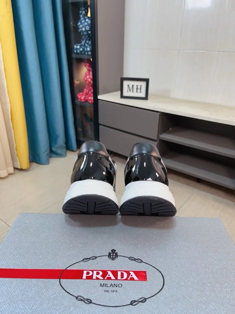 Men's shoes 💰600🌹🌹High-quality new Prada counters are launched simultaneously. The new men's shoes and 😘fabrics are selected from imported mesh and glue-spraying technology. Imported cowhide lining. 👍🏿High-end☄️Open-molded non-slip rubber outsole, exquisite lines, simple and elegant, comfortable and high-end for leisure travel. Code number: 38 to 44